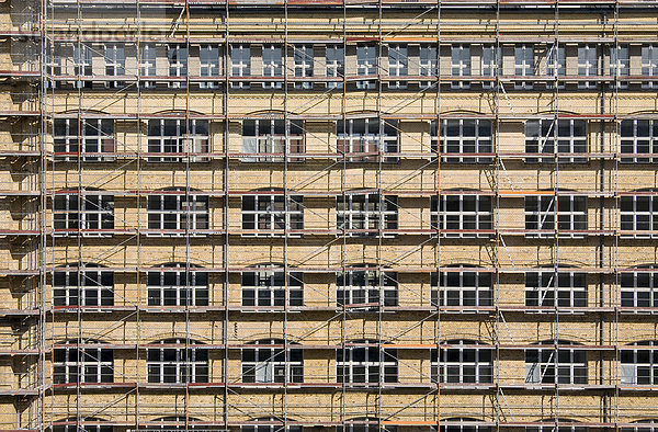 Gebäudeteile der Hochschule für Technik und Wirtschaft  HTW  Baugerüst  Industriearchitektur  Oberschöneweide  Berlin  Deutschland  Europa