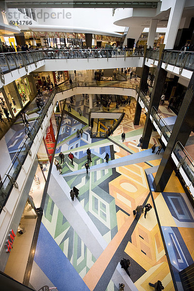 Mehrstöckige Einkaufspassage mit farbig gestalteten Fußböden  Alexa Einkaufszentrum  Berlin  Deutschland  Europa