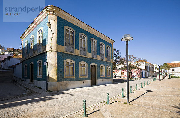Historische Architektur am Platz in Silves  Haus mit blauen Kacheln  Silves  Portugal  Europa