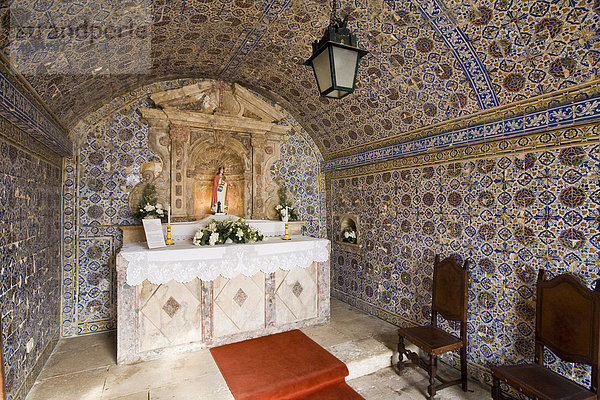 Mit Keramik Fliesen gestaltete Kapelle im Fortaleza da Ponta da Bandeira Lagos mit der Schutzheiligen Santa Barbara im Altarraum  Algarve  Portugal  Europa