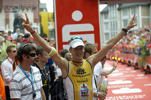 Triathlon  Timo Bracht  Deutschland  als Sieger im Ziel  Ironman Germany  Frankfurt  Hessen  Deutschland  Europa
