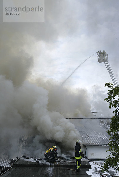 Feuerwehrleute bekämpfen den Vollbrand einer Sporthalle und einer Gaststätte im Stadtteil Arzheim  Koblenz  Rheinland-Pfalz  Deutschland  Europa