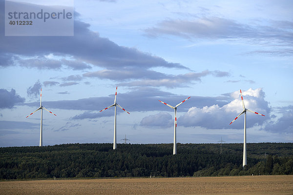 Windpark bei Kisselbach im Hunsrück  Rheinland-Pfalz  Deutschland  Europa