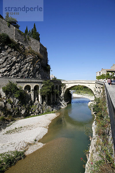 Brücke in Vaison la Romaine  Provence  Frankreich  Europa