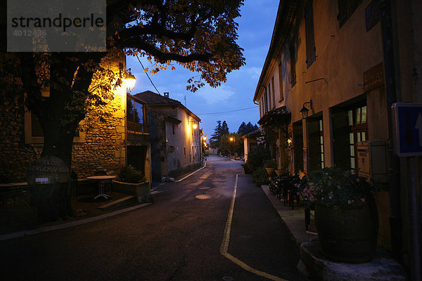 Gasse in Le Pegue  Provence  Frankreich  Europa