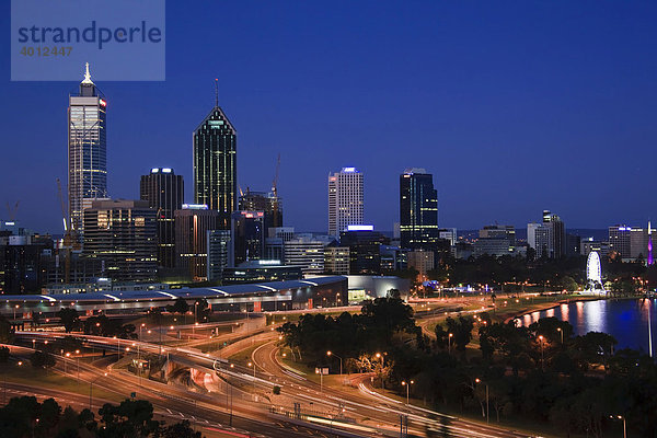 Skyline von Perth in der Abenddämmerung  Western Australia  Australien