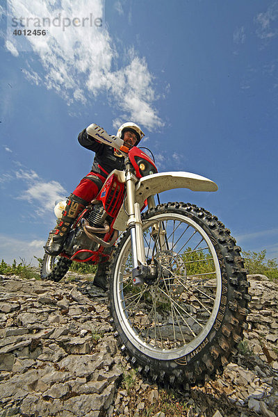 Offroad-Motorradfahrer auf Fels in Südfrankreich  Frankreich  Europa