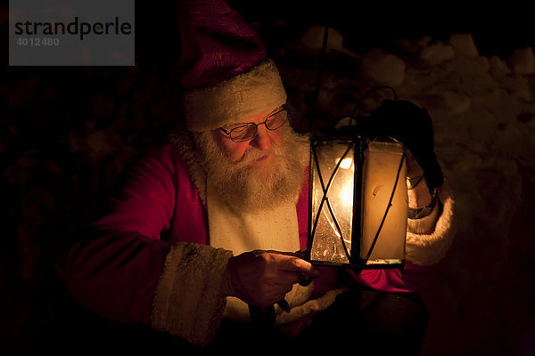 Weihnachtsmann mit Lampe in Lappland  Schweden  Skandinavien  Europa