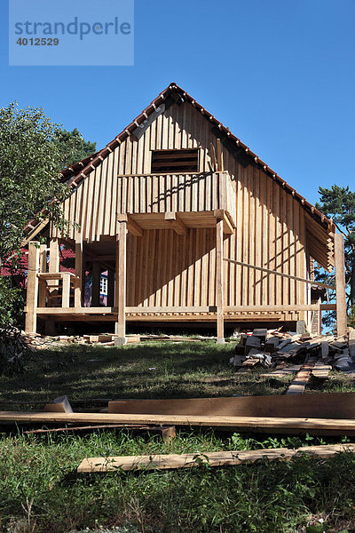 Wohnhaus wird in landestypischer Weise aus Holz gebaut im Nationalpark Kuröiu Nerija auf der Kurischen Nehrung in Litauen