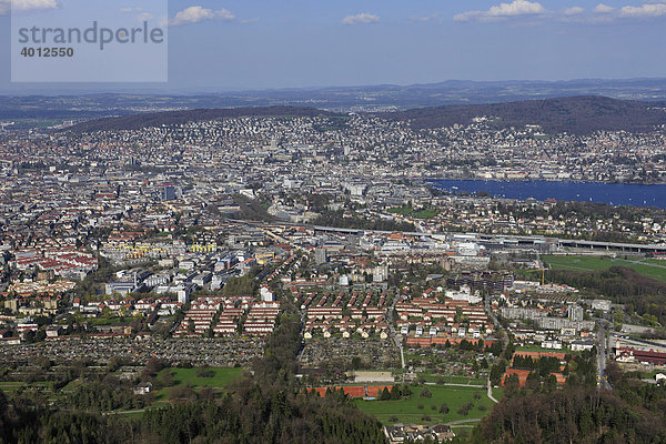 Blick von West nach Ost vom Uetliberg Top of Zurich  dem Aussichtsberg von Zürich  auf die Stadt mit Zürichsee  Zürich  Schweiz