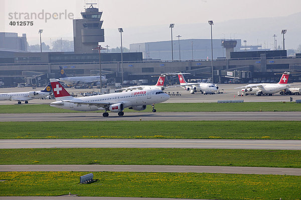 Flugzeug startet vom Flughafen Zürich  Schweiz  Europa
