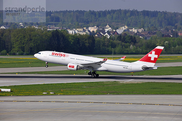 Flugzeug Start vom Flughafen Zürich  Schweiz  Europa