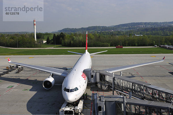 Flugzeug am Fingerdock im Flughafen Kloten  Zürich  Schweiz  Europa