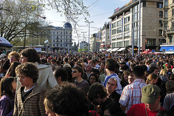 Mehrere Zehntausend Zuschauer beim jährlichen Sechseläuten  ein altes traditionelles Fest in der Innenstadt von Zürich  Schweiz  Europa
