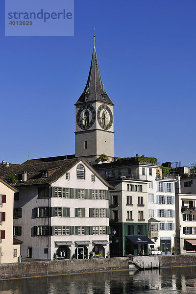 Turm der St. Peterskirche überragt die Dächer der Altstadt  im Vordergrund die Limmat  Zürich  Schweiz  Europa