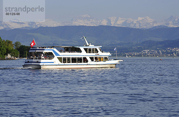 Das Ausflugsschiff Uetliberg auf einer Rundreise auf dem Zürichsee  Zürich  Schweiz  Europa