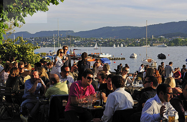 Leute genießen einen lauen Frühlingsabend am See  Zürich  Schweiz  Europa