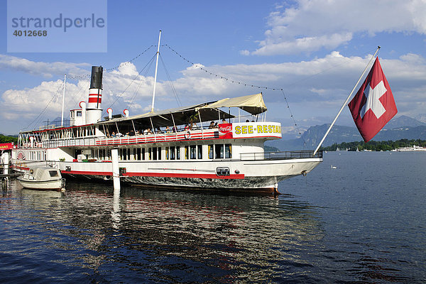 See Restaurant auf dem Schiff auf dem Vierwaldstättersee im Hafen von Luzern  Kanton Luzern  Schweiz  Europa Kanton Luzern