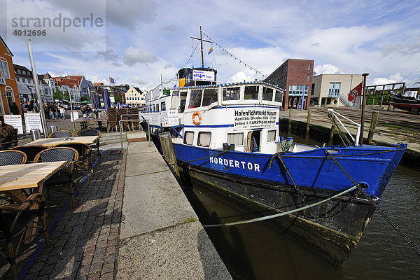 Schiff im Hafen von Husum  Nordseeküste  Schleswig Holstein  Deutschland  Europa