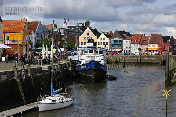 Hafenpromende von Husum  Nordseeküste  Schleswig Holstein  Deutschland  Europa