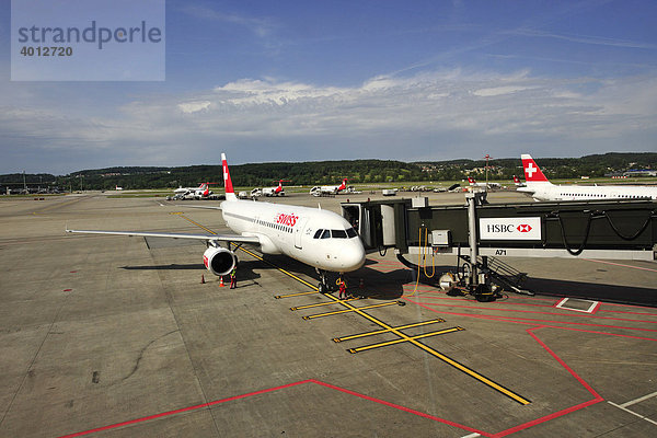 Flugzeug am Fingerdock  Flughafen Zürich  Schweiz  Europa
