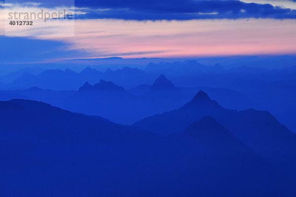 Aussicht am frühen Morgen vom Ausflugsberg Pilatus auf die Alpen  Schweiz  Europa
