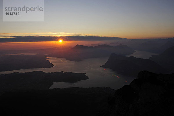 Sonnenaufgang über dem Vierwaldstättersee vom Ausflugsberg Pilatus aus gesehen  Schweiz  Europa