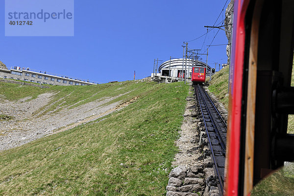 Mit 48 Prozent Steigung ist die Zahnradbahn auf den Ausflugsberg Pilatus bei Luzern die steilste Zahnradbahn der Welt  Luzern  Schweiz  Europa