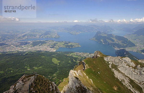Aussicht vom Gipfel des Ausflugsbergs Pilatus über den Vierwaldstättersee und Luzern  Schweiz  Europa
