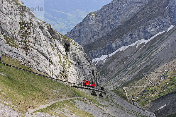 Mit 48 Prozent Steigung ist die Zahnradbahn auf den Ausflugsberg Pilatus bei Luzern die steilste Zahnradbahn der Welt  Schweiz  Europa