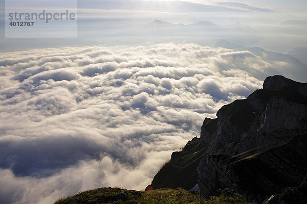 Nebel über dem Vierwaldstättersee vom Ausflugsberg Pilatus aus gesehen  Schweiz  Europa