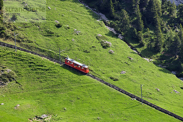Mit 48 Prozent Steigung ist die Zahnradbahn auf den Ausflugsberg Pilatus bei Luzern die steilste Zahnradbahn der Welt  Schweiz  Europa