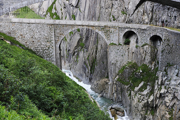 Historische Teufelsbrücke über die Schöllenen Schlucht durch die die Reuss fließt  Kanton Uri  Schweiz  Europa Kanton Uri