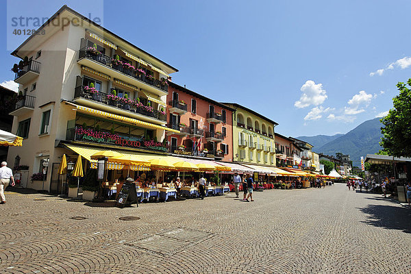 Straßencafes an der Seepromenade von Ascona  Lago Maggiore  Tessin  Schweiz  Europa