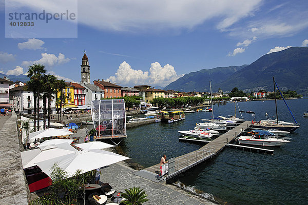 Seepromenade von Ascona mit Segelboothafen  Lago Maggiore  Tessin  Schweiz  Europa