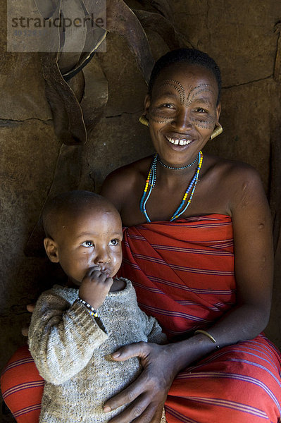 Eine Angehörige vom Stamm der Datooga  die im Norden Tansanias um den See Eyassi siedeln  mit ihrem Kind  Afrika