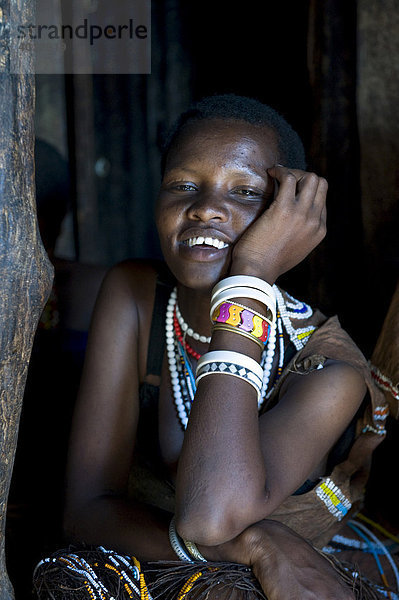 Portrait einer Frau vom Stamm der Datooga  die im Norden Tansanias um den See Eyassi siedeln  Afrika