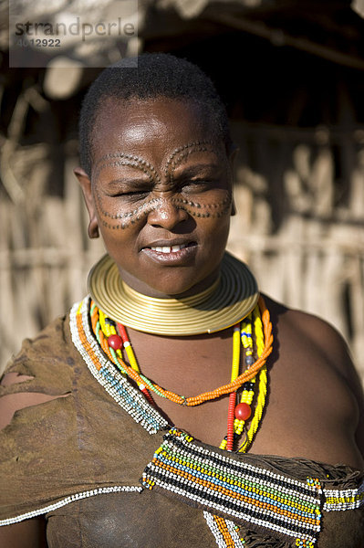 Portrait einer Frau vom Stamm der Datooga  die im Norden Tansanias um den See Eyassi siedeln  Afrika