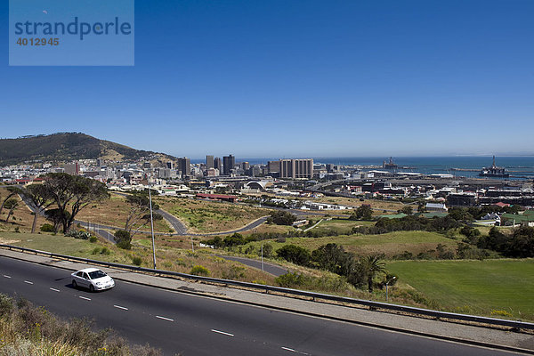 Blick auf die City von Kapstadt von der M3 Autobahn  Südafrika  Afrika