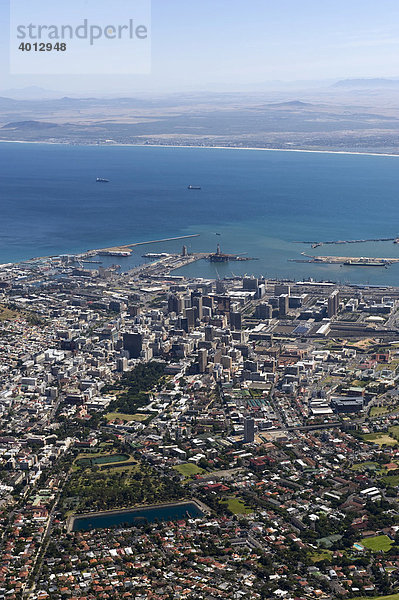Blick auf die City von Kapstadt vom Tafelberg  Südafrika  Afrika