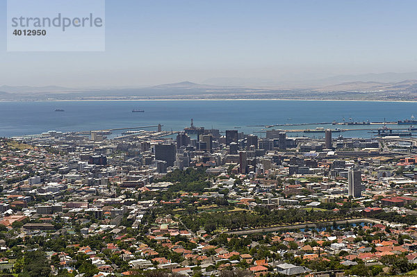 Blick auf die City von Kapstadt vom Tafelberg  Südafrika  Afrika