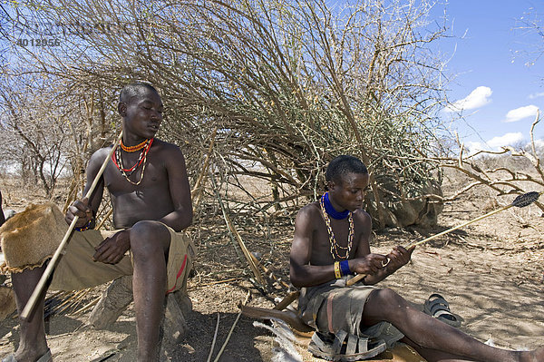 Angehörige der Hadzabe fertigen einen Jagdpfeil  Lake Eyasi  Tansania  Afrika