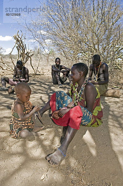 Die Hadzabe leben in kleinen Gruppen und kennen keinen persönlichen Besitz  Lake Eyasi  Tansania  Afrika