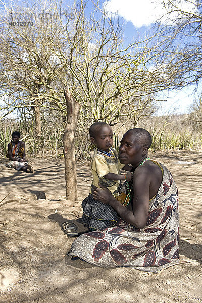 Eine Frau vom Stamm der Hadzabe mit ihrem Kind  Lake Eyasi  Tansania  Afrika