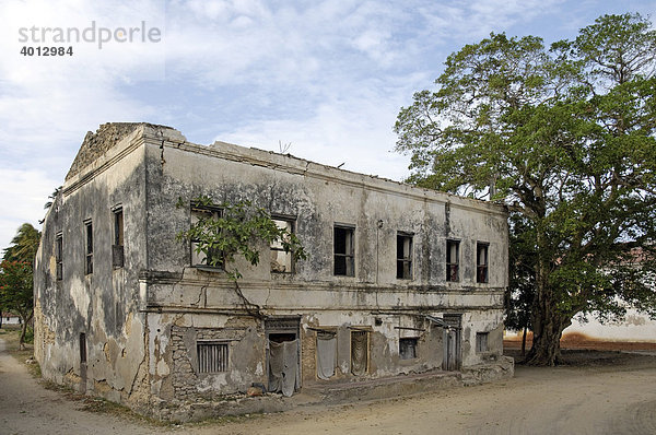 Zerfallenes Wohngebäude aus der deutschen Kolonialzeit in Bagamoyo  Tansania  Afrika