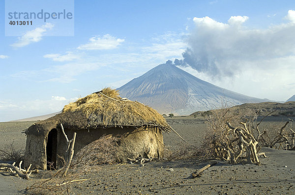 Verlassene Maasai-Hütte  Ausbruch des Vulkans Ol Doinyo Lengai 2007 im Norden von Tansania  Afrika