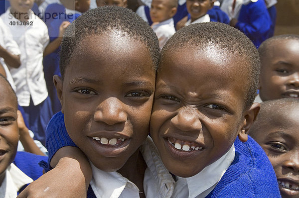 Schulfreunde in einer Grundschule in Moshi  Kilimanjaro Region  Tansania  Afrika