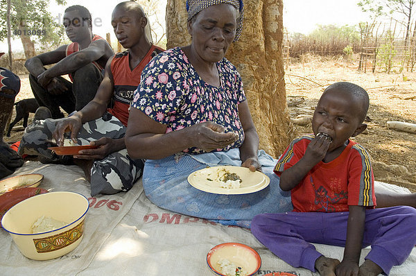 Eine Bauernfamilie isst zu Mittag unter einem Baum in Magoye  Mazabuka  Sambia  Afrika