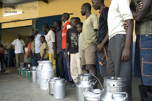 Kleinbauern liefern frische Milch an die Sammelstelle einer Genossenschaft in Magoye  Mazabuka  Sambia  Afrika