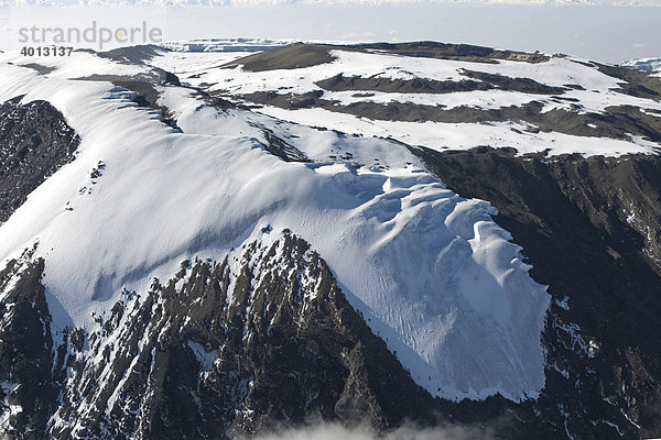 Luftbild Kilimanjaro  5895m  Rebmann Gletscher im Vordergrund  Gipfelgrad oben links  Kraterboden  Tansania  Afrika